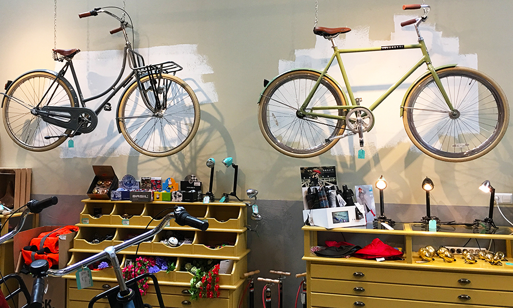 Bicicletas da loja Recycle no De Hallen em Amsterdã