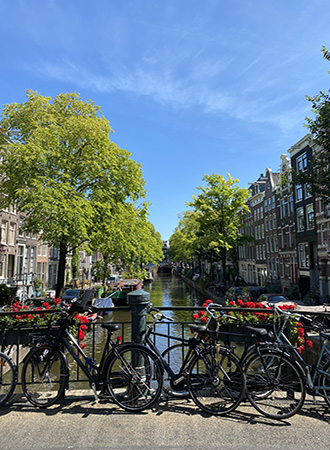 Canal com bicicletas em Amsterdã