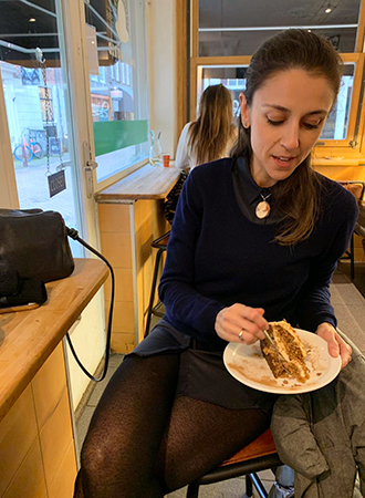Malu Neves comendo bolo de cenoura no restaurante Small World Amsterdam
