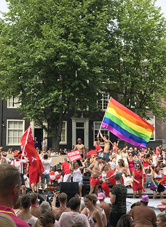 Barcos desfilam na parada gay em Amsterdã