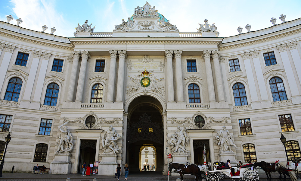 Fachada do Palácio Imperial de Hofburg em Viena