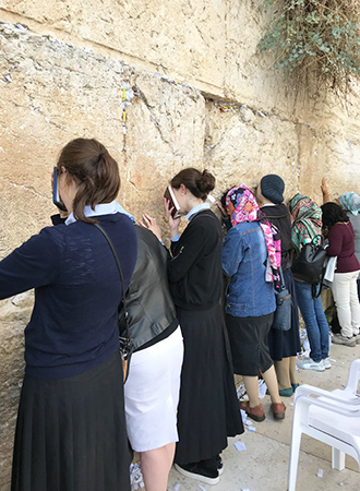 Mulheres rezando no muro das lamentações em jerusalém 