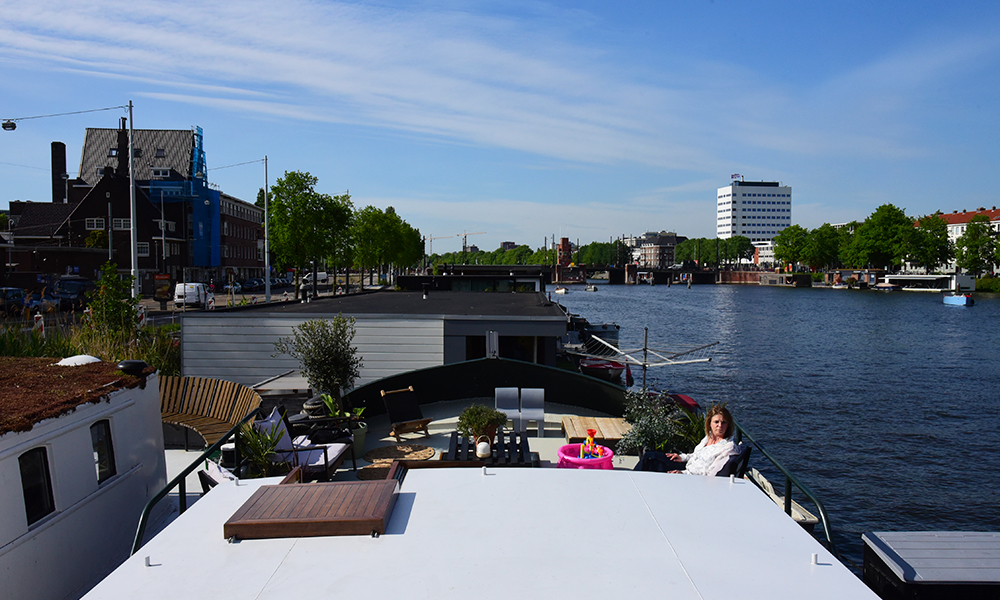A holandesa Rianne Blaakmeer sentada no deck de sua casa barco em Amsterdã