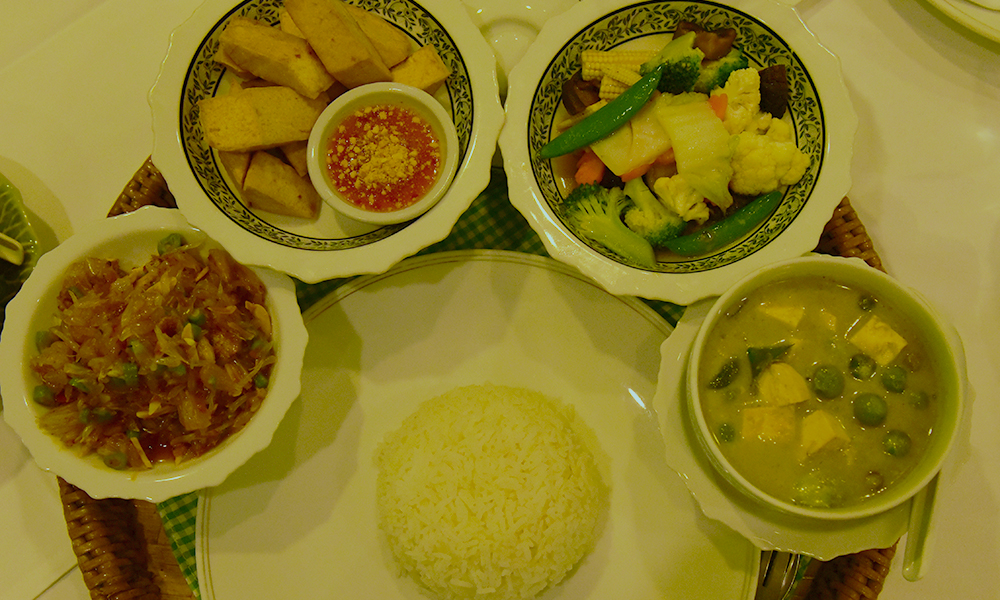 Comida tailandesa no restaurante Michelin Suan Thip em Bangkok