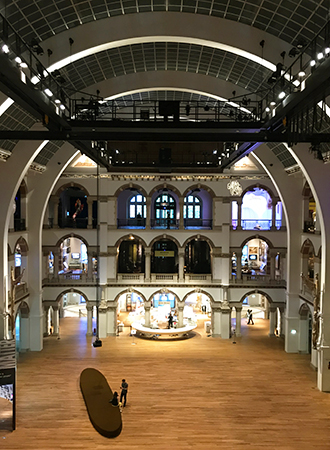 Interior do Museu Troppenmuseum em Amsterdam